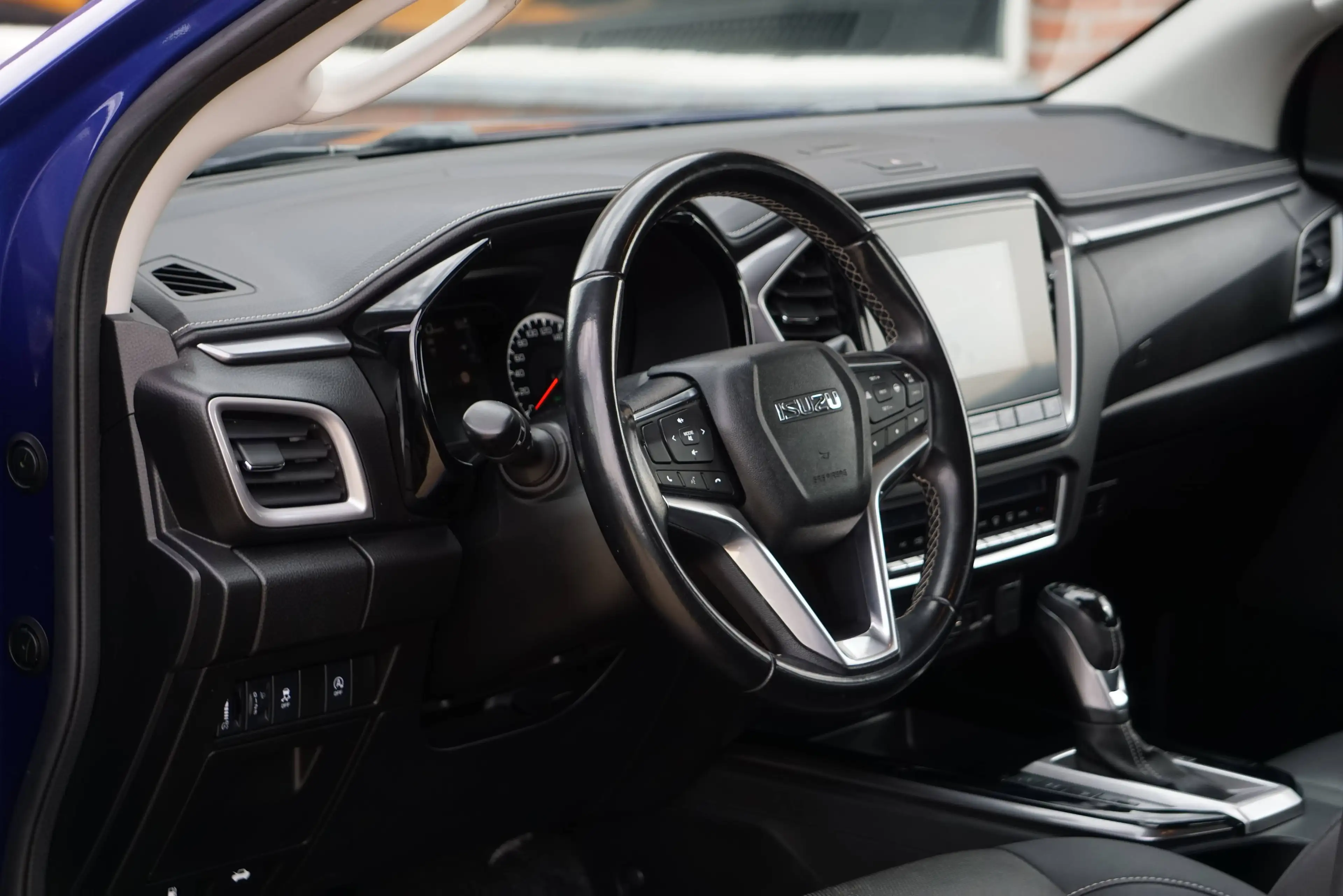 Isuzu D-Max 1.9 Turbo D 4WD LSX / AUTOMATIQUE / CARPLAY / DISTRONIC / ANGLES MORTS / FRONT ASSIST / CAMERA — photo 8