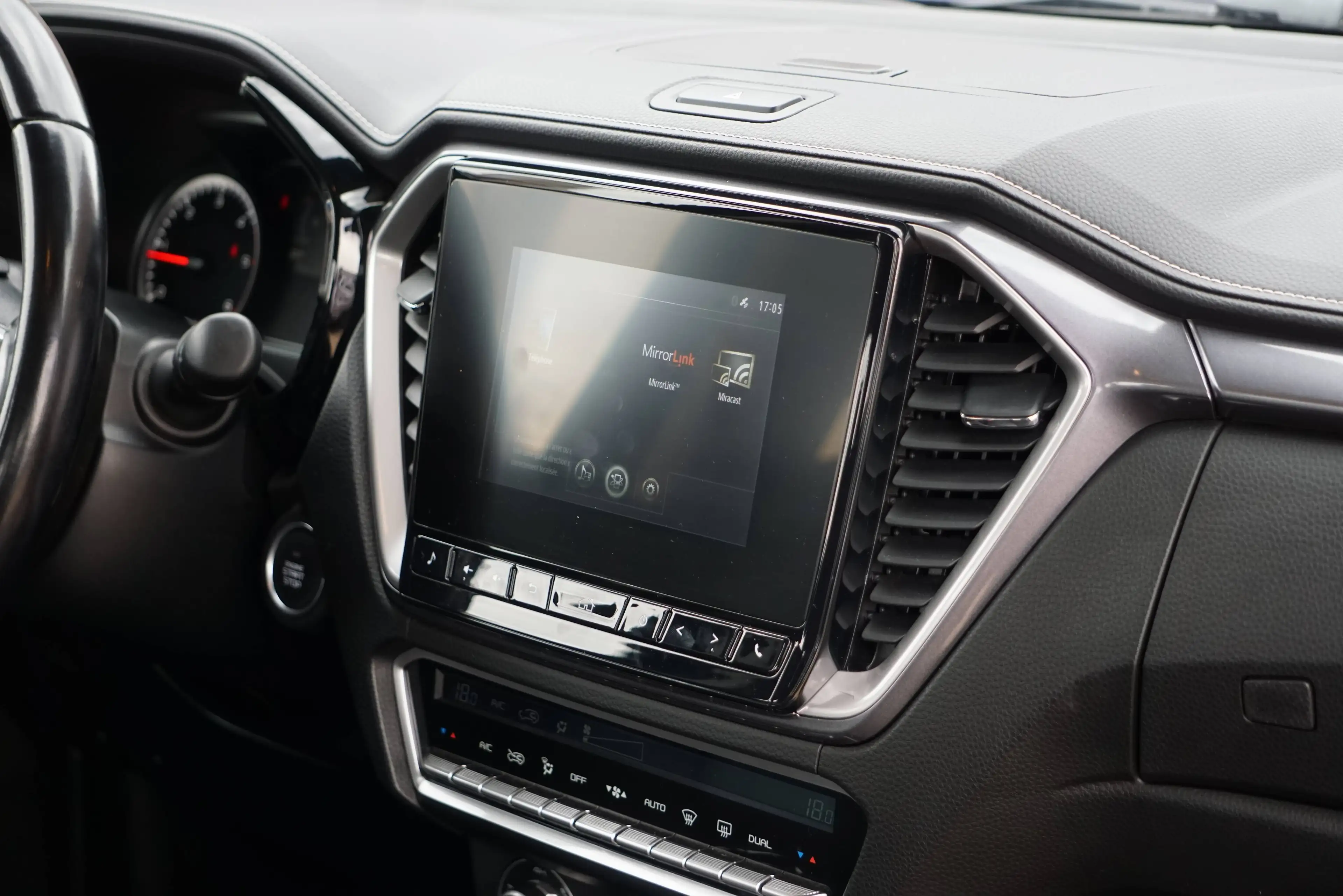 Isuzu D-Max 1.9 Turbo D 4WD LSX / AUTOMATIQUE / CARPLAY / DISTRONIC / ANGLES MORTS / FRONT ASSIST / CAMERA — photo 14