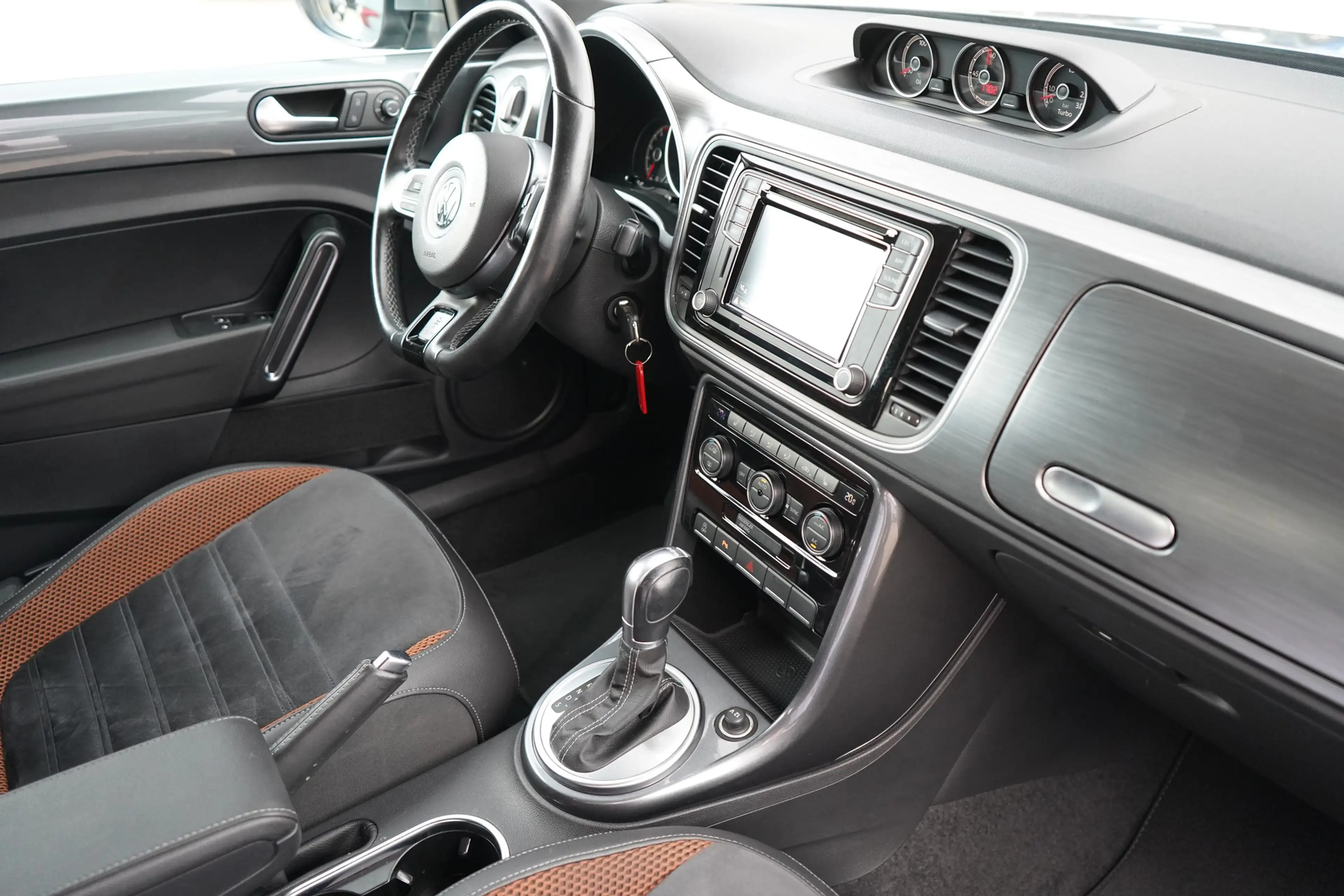 Volkswagen Beetle Cabriolet 1.4 TSI Karmann Tempomat PDC — photo 6
