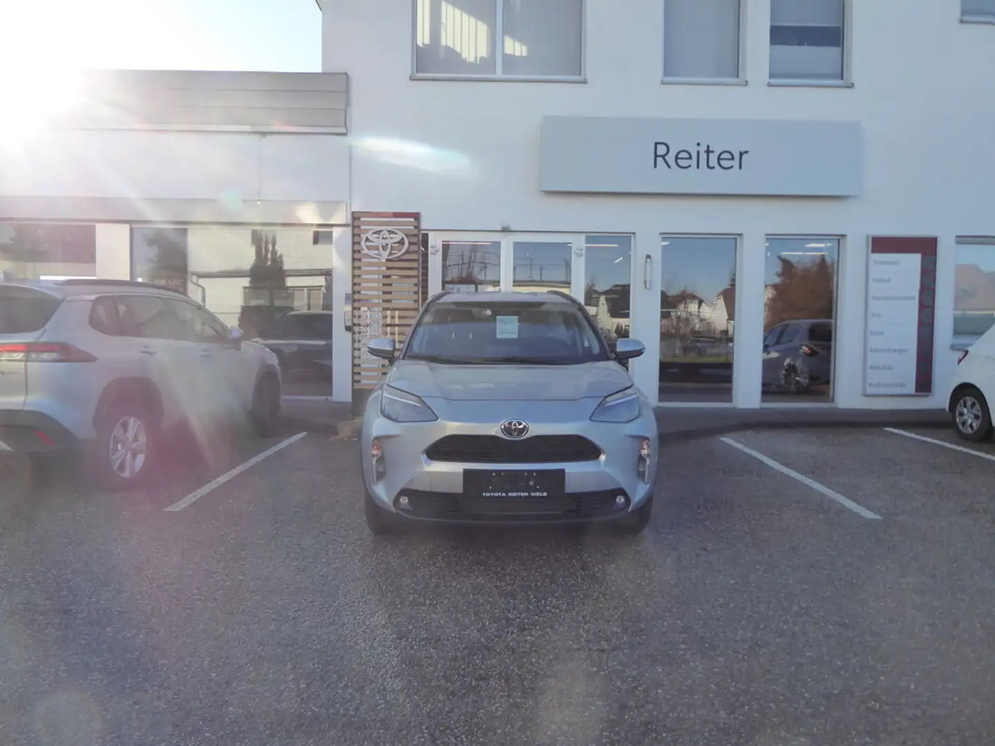 Toyota Yaris Cross Hybrid 1L0 City Aut. *AKTION* Silber - 1