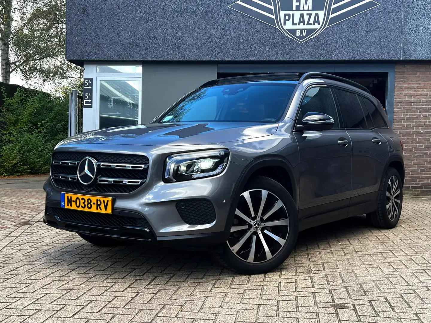 Mercedes-Benz GLB 200 Premium Plus panorama_carplay_Camera Grijs - 1