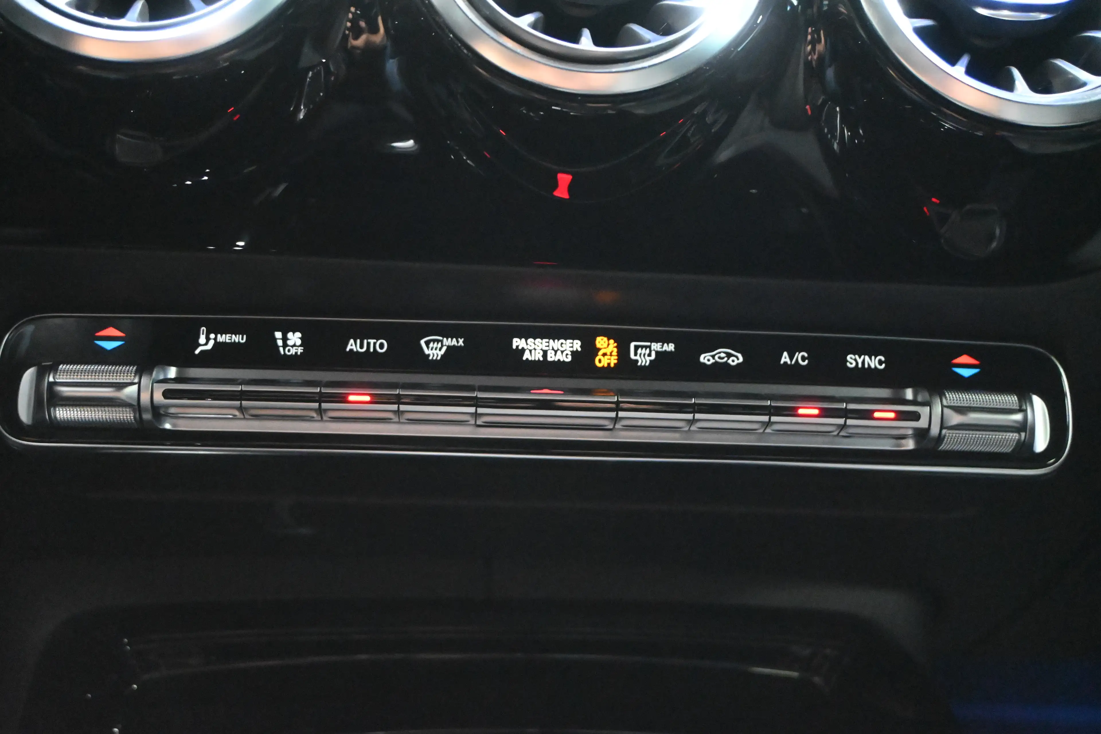 Mercedes-Benz A 35 AMG 4Matic **LED/LEDER/ALCANTARA/CC/DAB/NAV/CAM** — photo 24