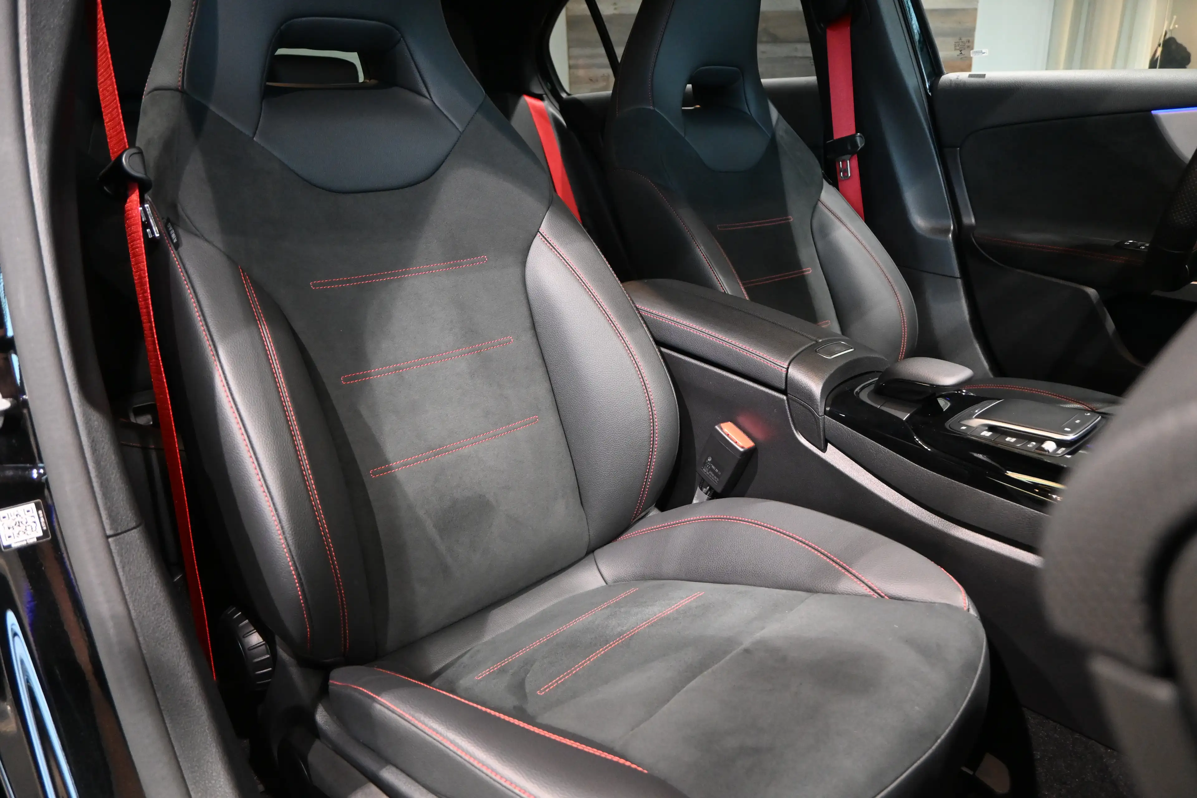 Mercedes-Benz A 35 AMG 4Matic **LED/LEDER/ALCANTARA/CC/DAB/NAV/CAM** — photo 11