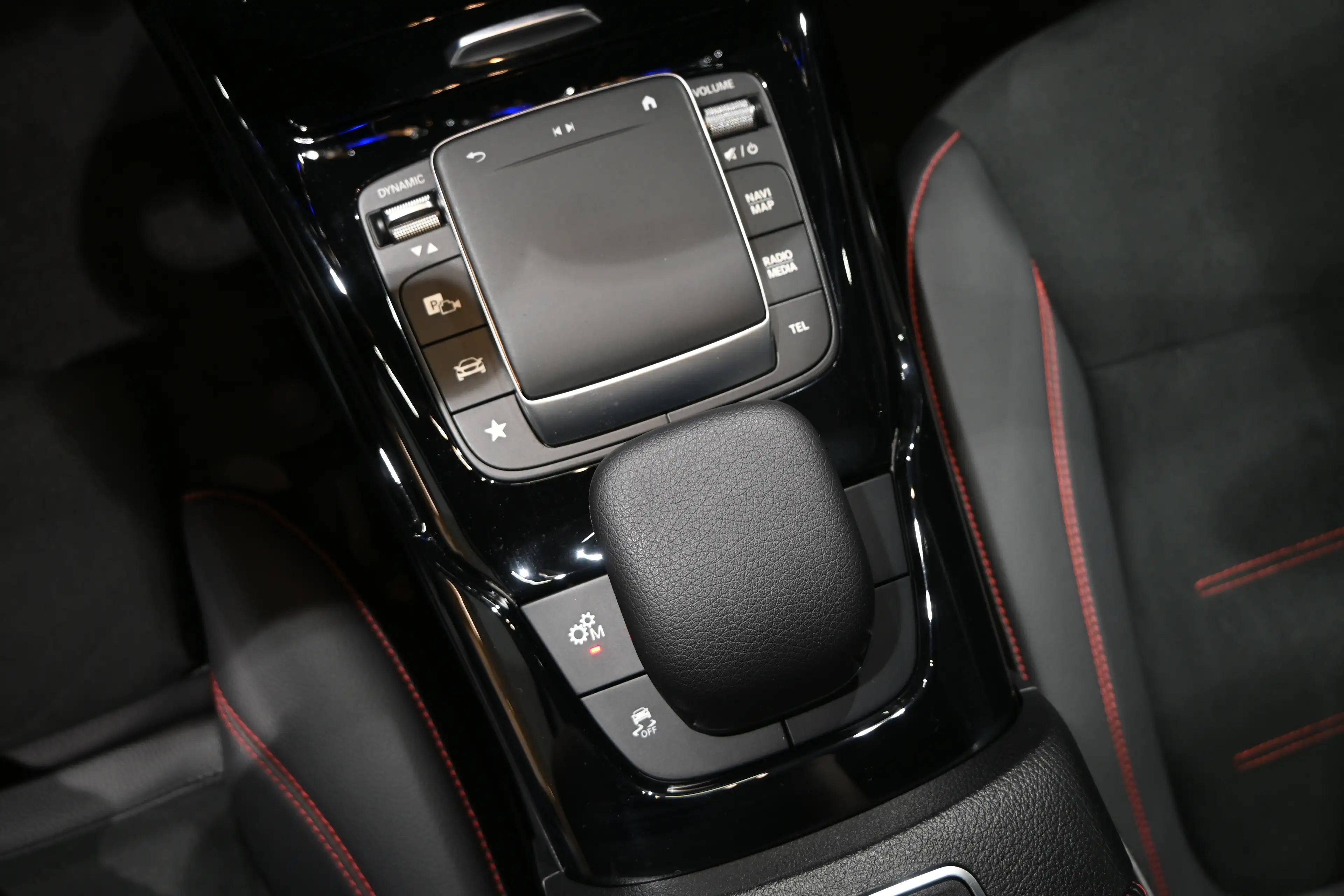 Mercedes-Benz A 35 AMG 4Matic **LED/LEDER/ALCANTARA/CC/DAB/NAV/CAM** — photo 22