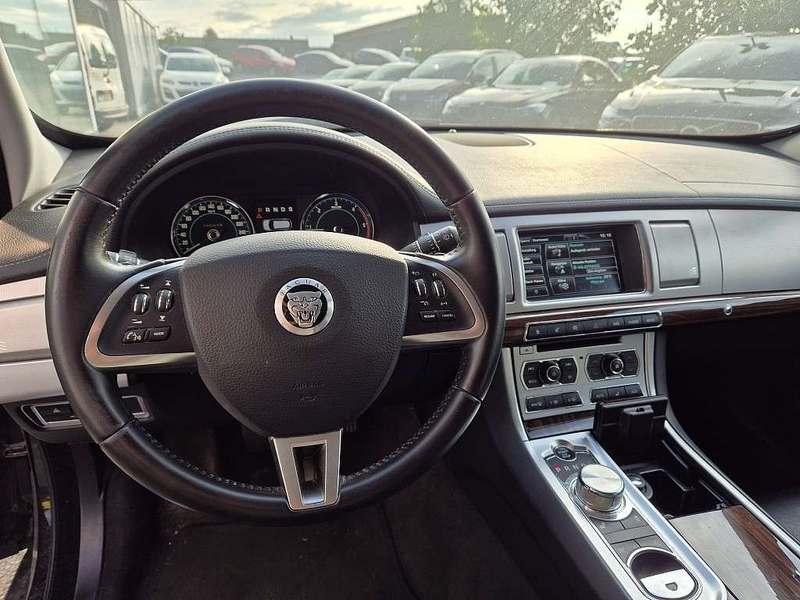 Jaguar XF Sportbrake 3,0 Luxury — photo 10