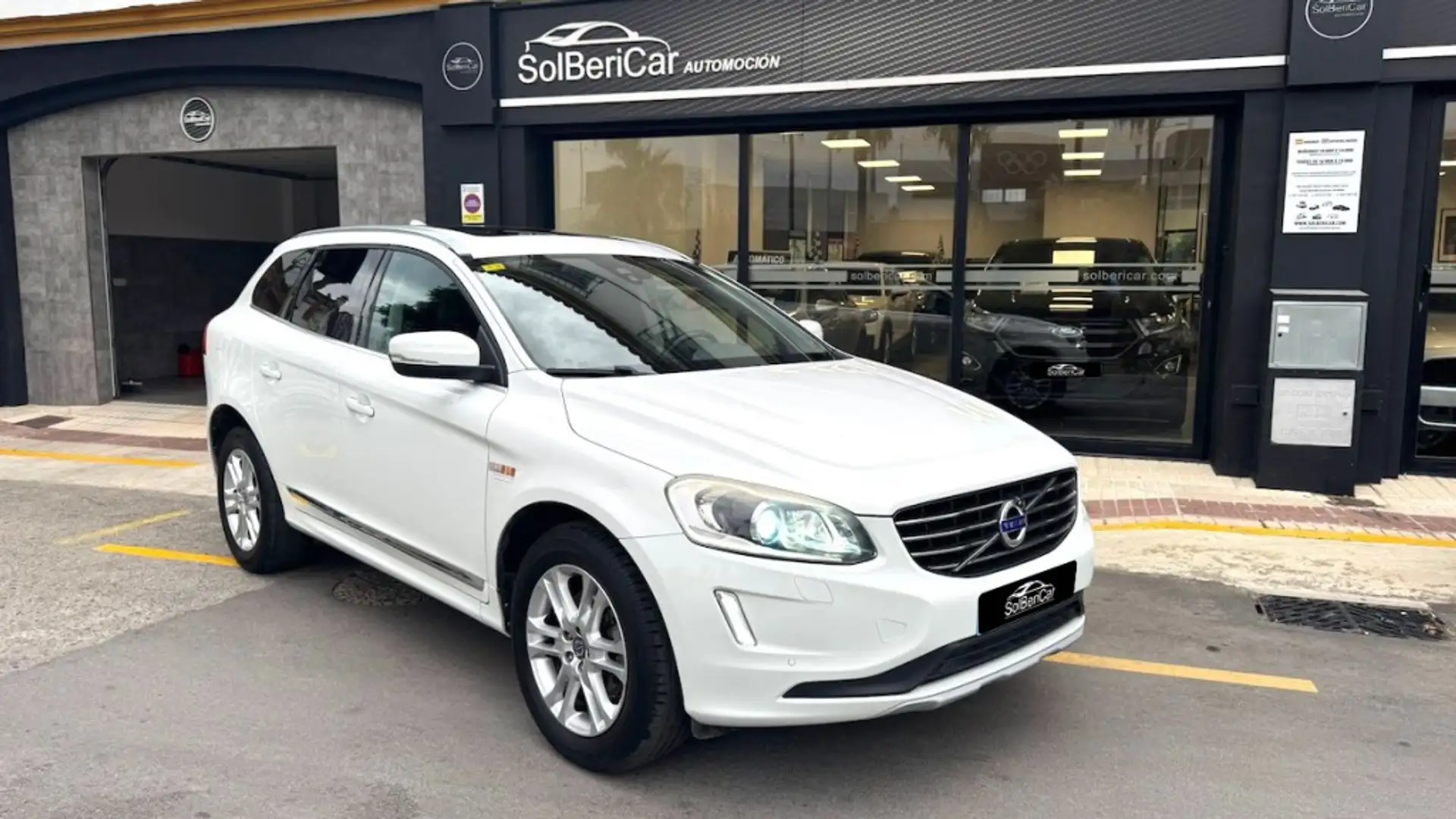 Volvo XC60 D5 Summum AWD Aut. 220 Weiß - 1