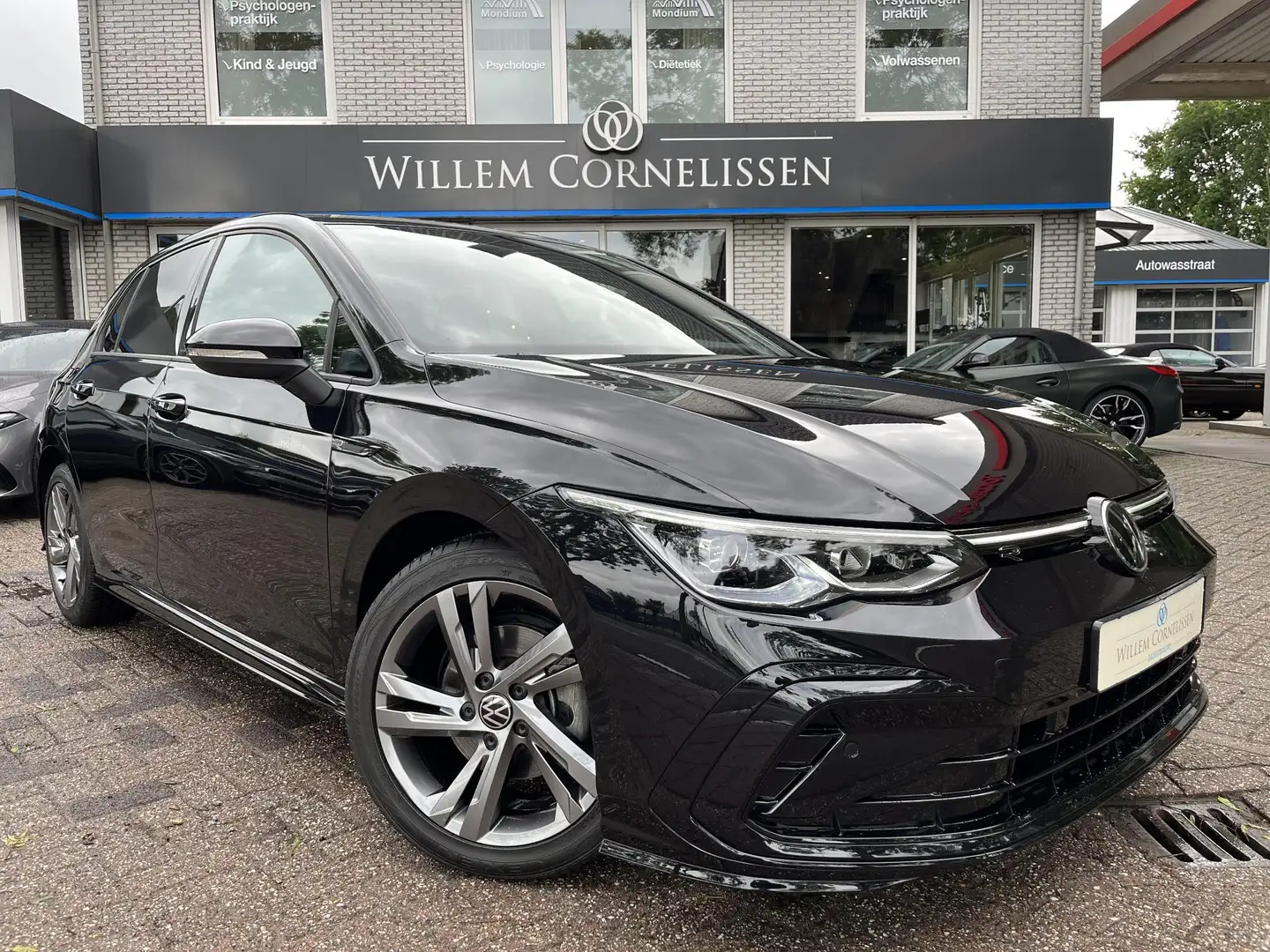 Volkswagen Golf 1.5 eTSI R-Line Business Aut Navi Camera ACC Carpl Zwart - 1
