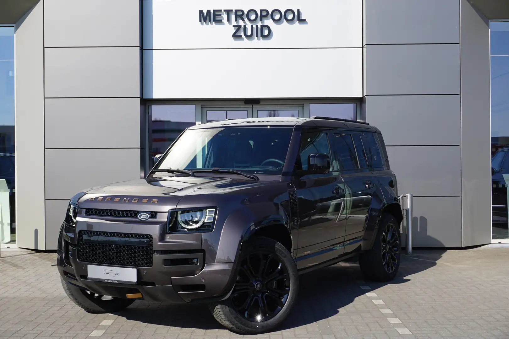 Land Rover Defender 110 P635 OCTA AWD Auto. 25.5MY Grijs - 1