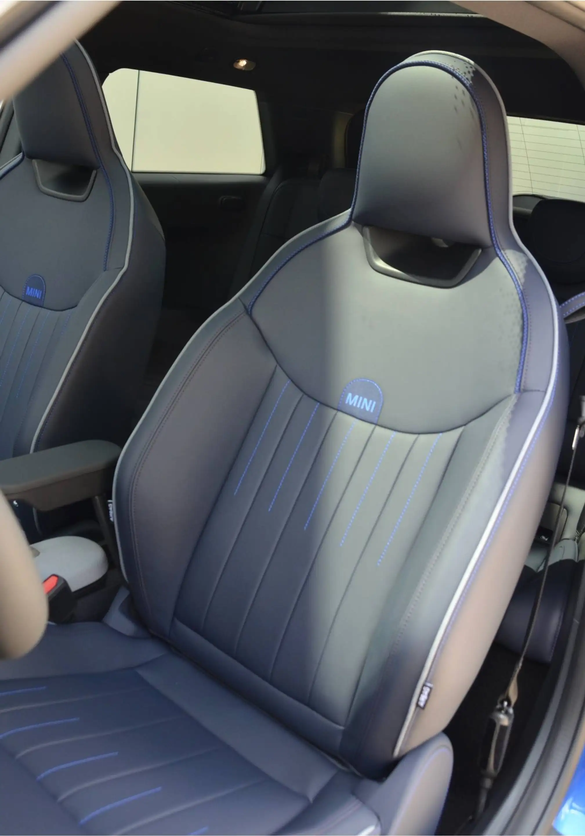MINI Cooper E Hatchback / Favoured Trim / Pakket M / 18 inch Sli — photo 8
