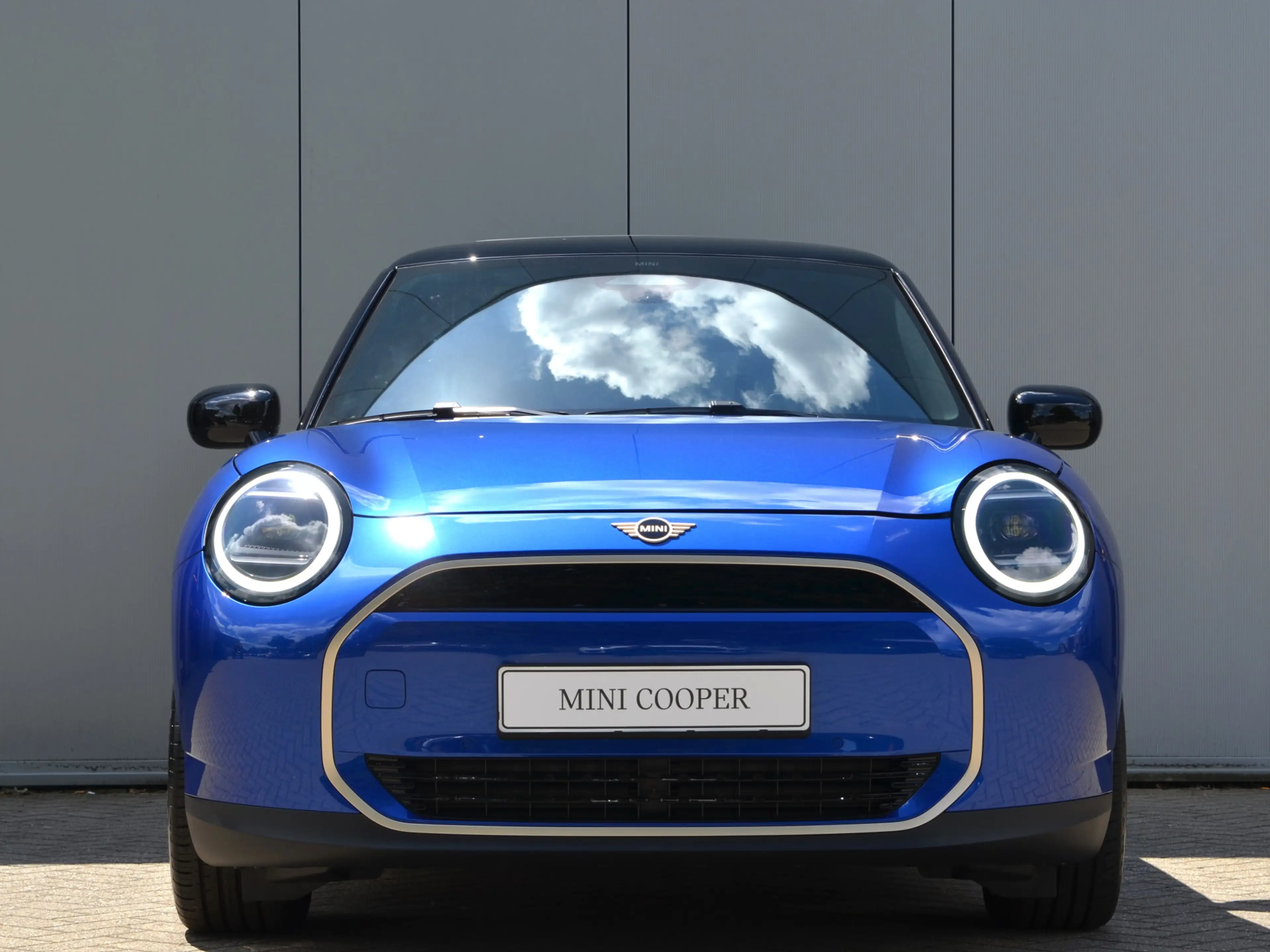 MINI Cooper E Hatchback / Favoured Trim / Pakket M / 18 inch Sli — photo 2