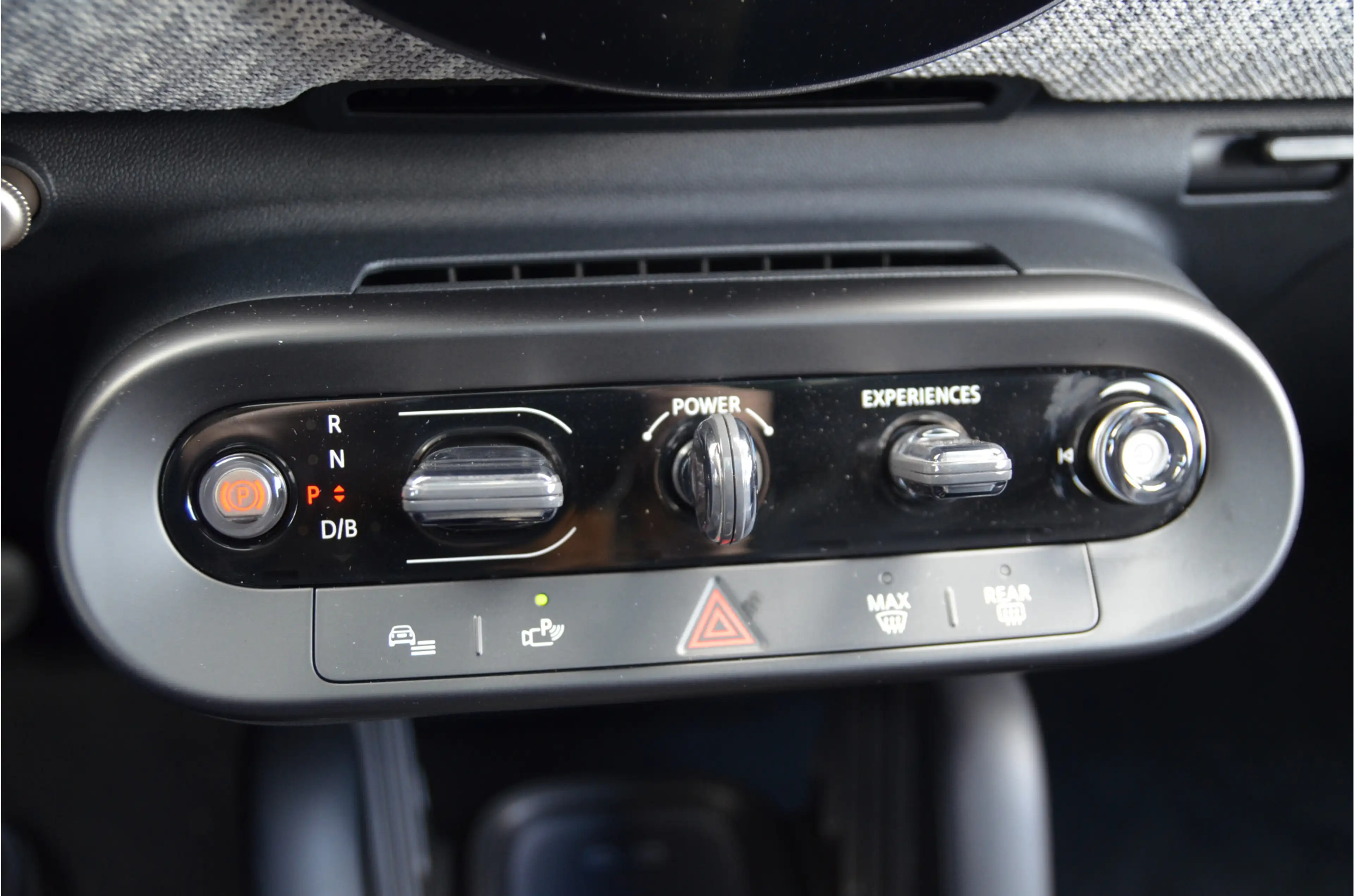 MINI Cooper E Hatchback / Favoured Trim / Pakket M / 18 inch Sli — photo 14