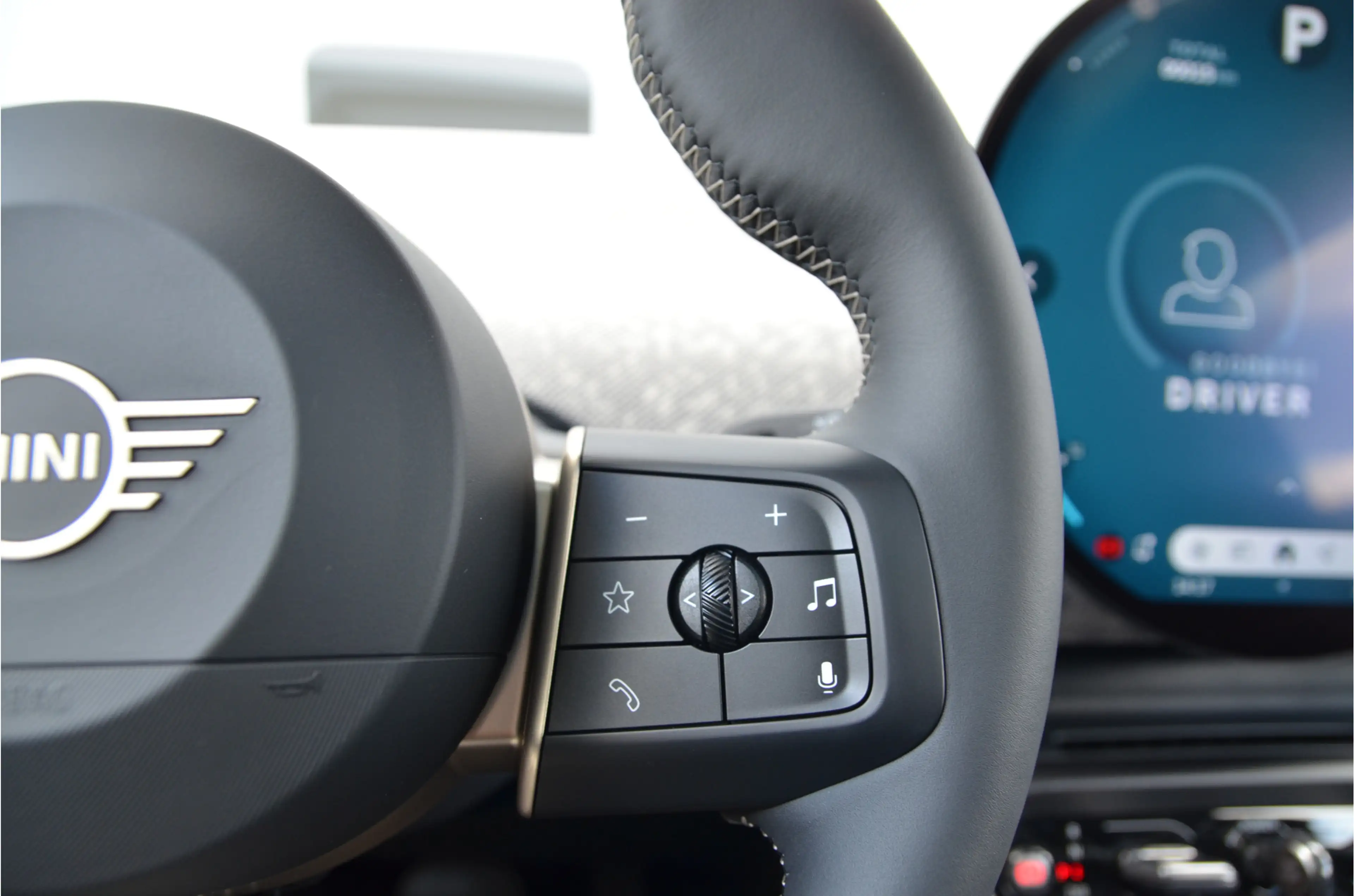 MINI Cooper E Hatchback / Favoured Trim / Pakket M / 18 inch Sli — photo 13