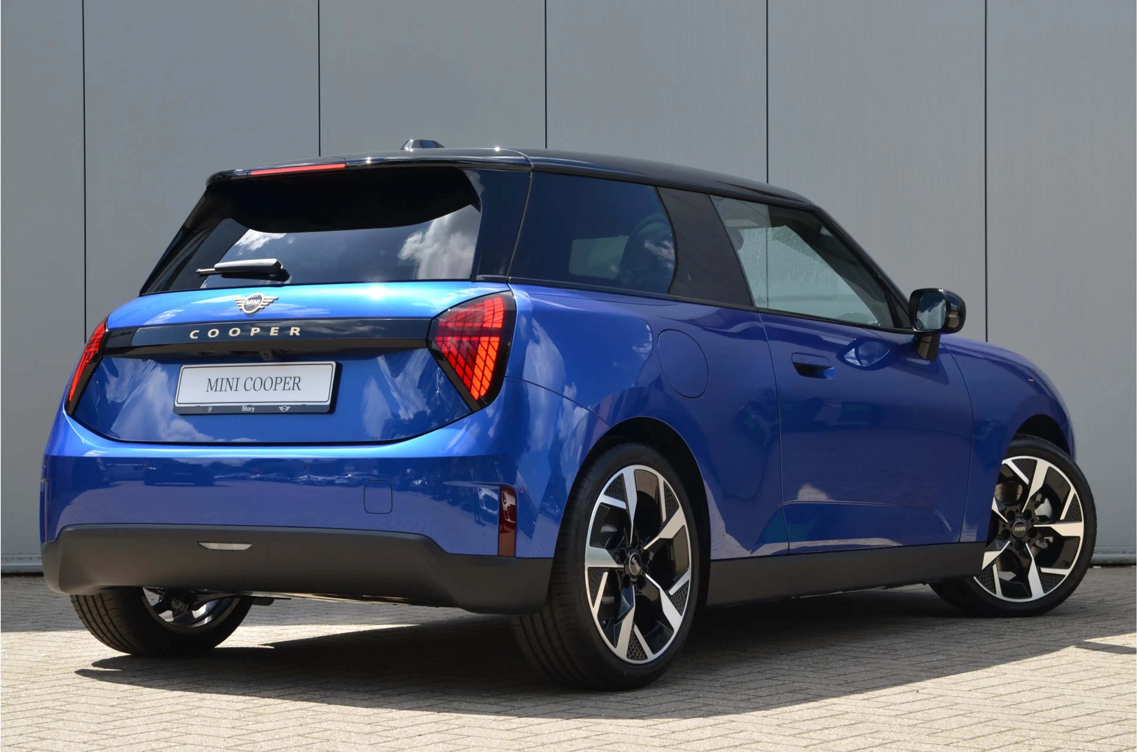 MINI Cooper E Hatchback / Favoured Trim / Pakket M / 18 inch Sli — photo 3