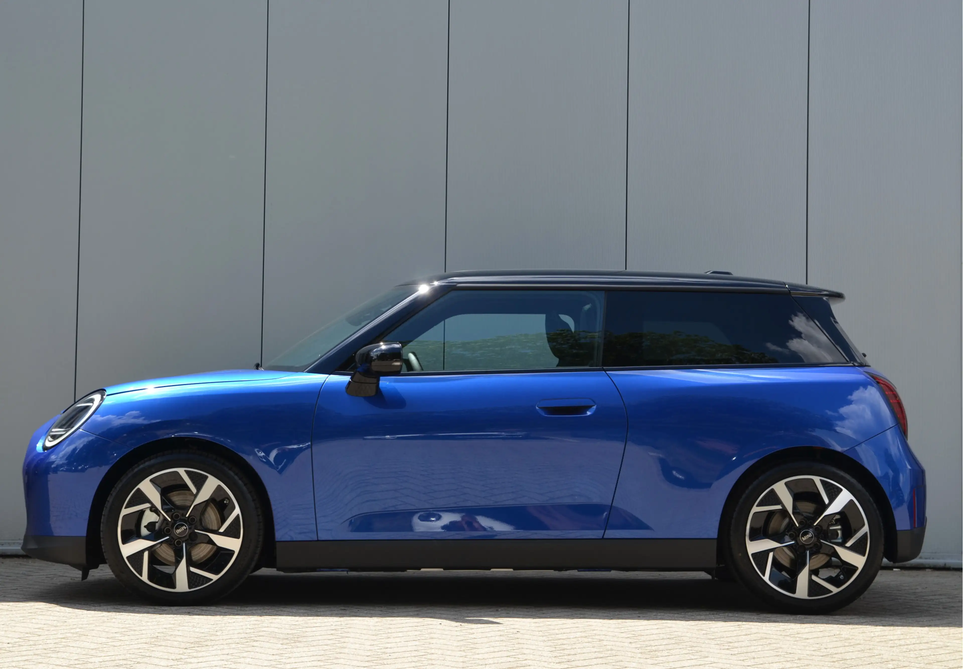 MINI Cooper E Hatchback / Favoured Trim / Pakket M / 18 inch Sli — photo 5