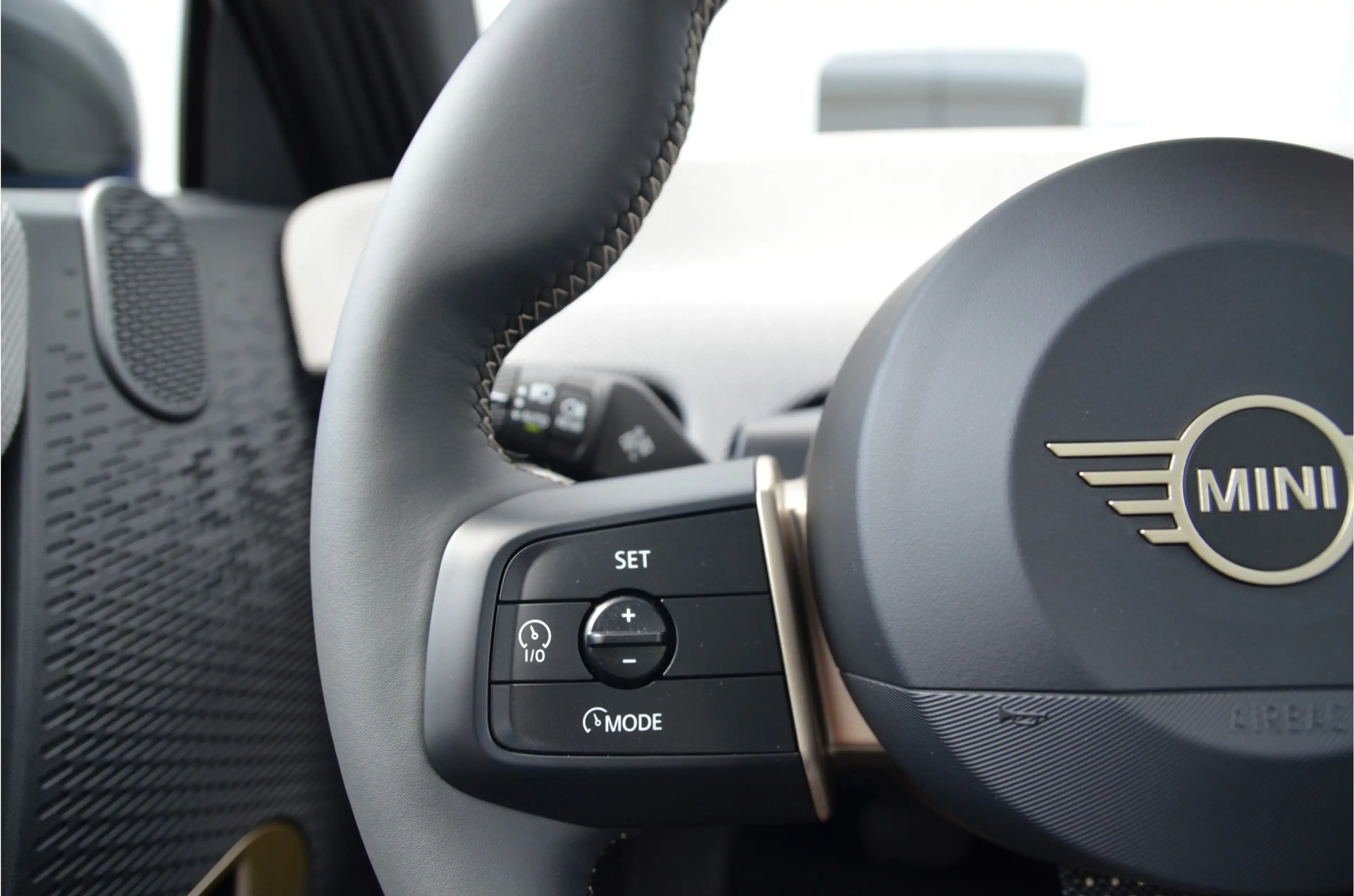 MINI Cooper E Hatchback / Favoured Trim / Pakket M / 18 inch Sli — photo 12