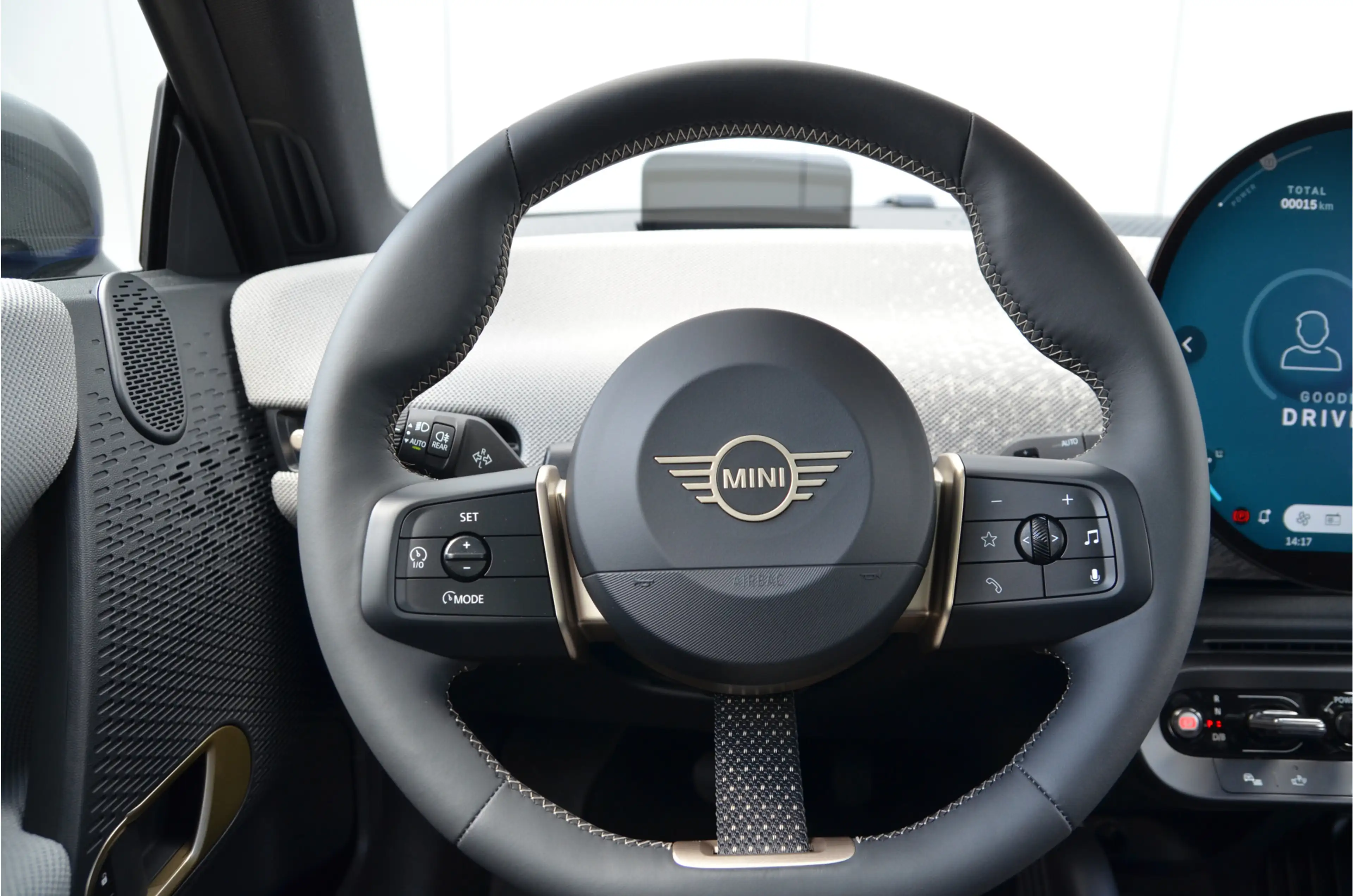 MINI Cooper E Hatchback / Favoured Trim / Pakket M / 18 inch Sli — photo 11