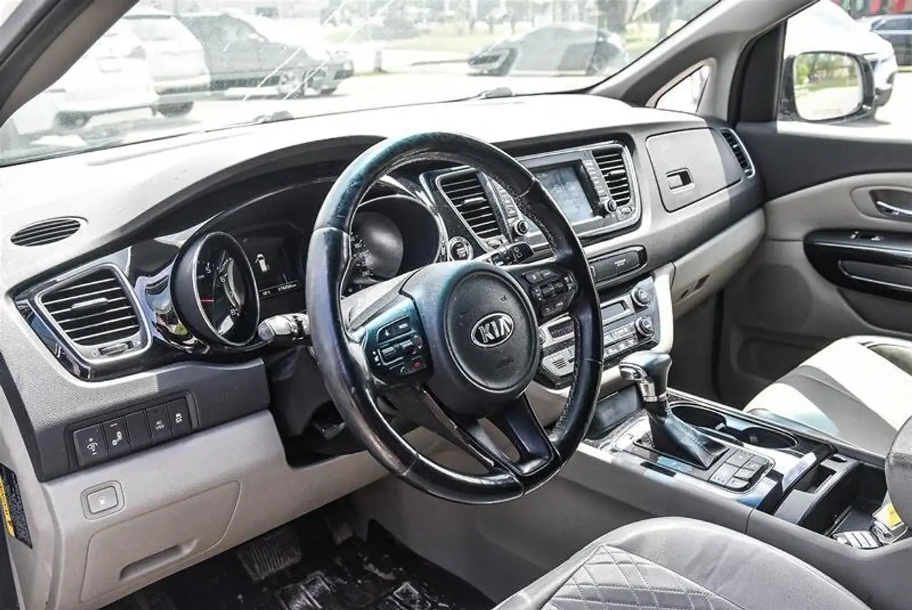 Kia Sedona снимка Kia Sedona