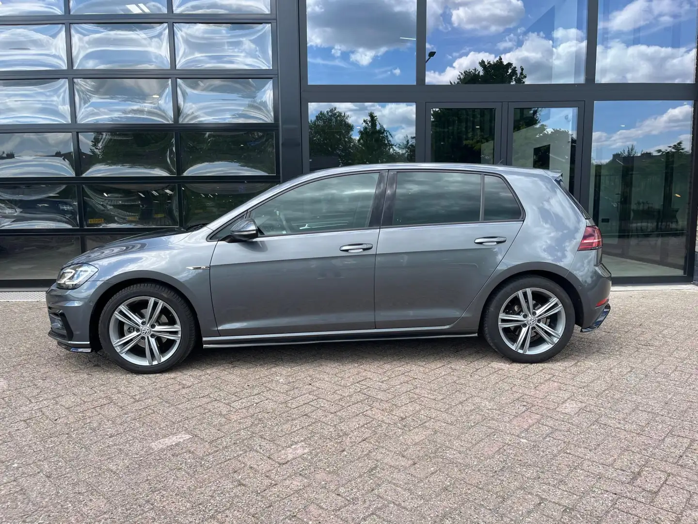 Volkswagen Golf 1.0 TSI Highline,R-LINE , Automaat, Virtual Grijs - 2