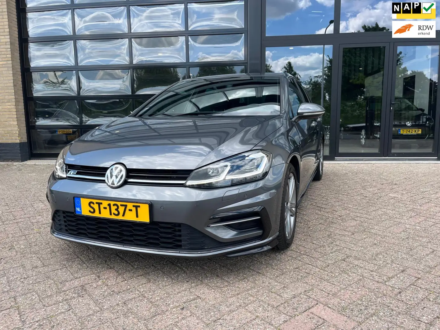 Volkswagen Golf 1.0 TSI Highline,R-LINE , Automaat, Virtual Grijs - 1