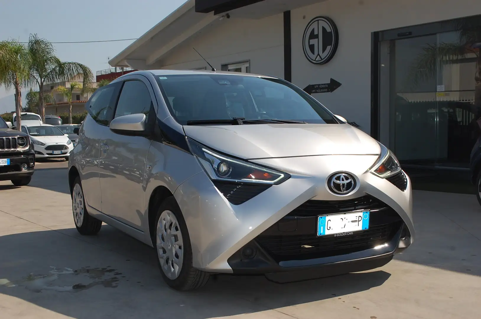 Toyota Aygo 1.0 Connect X-Play 72CV Uff Italy Led USB Bluetoot Argent - 1