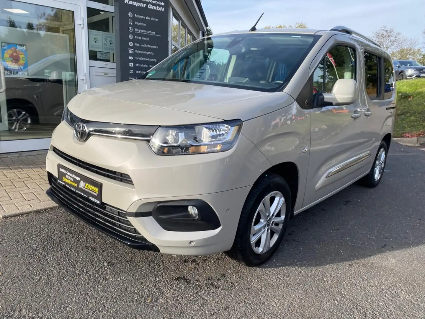 Toyota Proace City Verso 1.5 D-4D L1 Team D, AHK, ACC, WKR Beige - 1