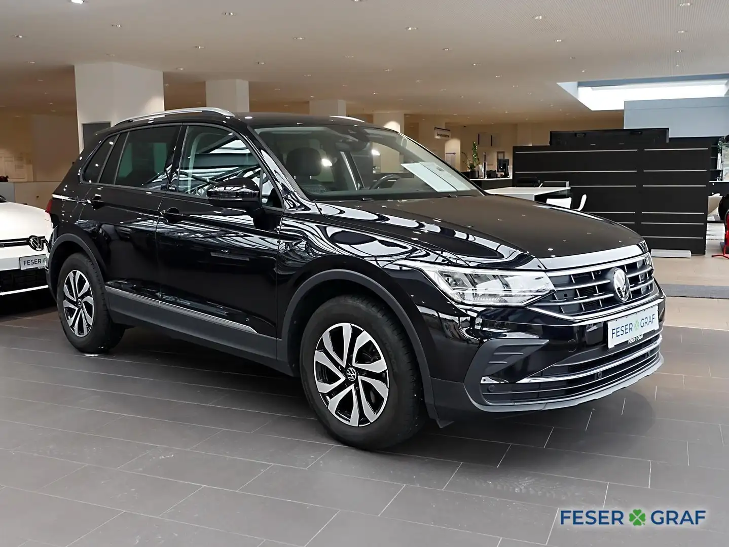 Volkswagen Tiguan Active 2.0 TDI DSG Navi Kamera LED SiHz Zwart - 2
