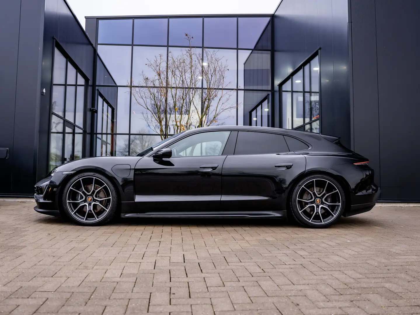 Porsche Taycan Sport Turismo - sport chrono - sport sound - pano Noir - 2