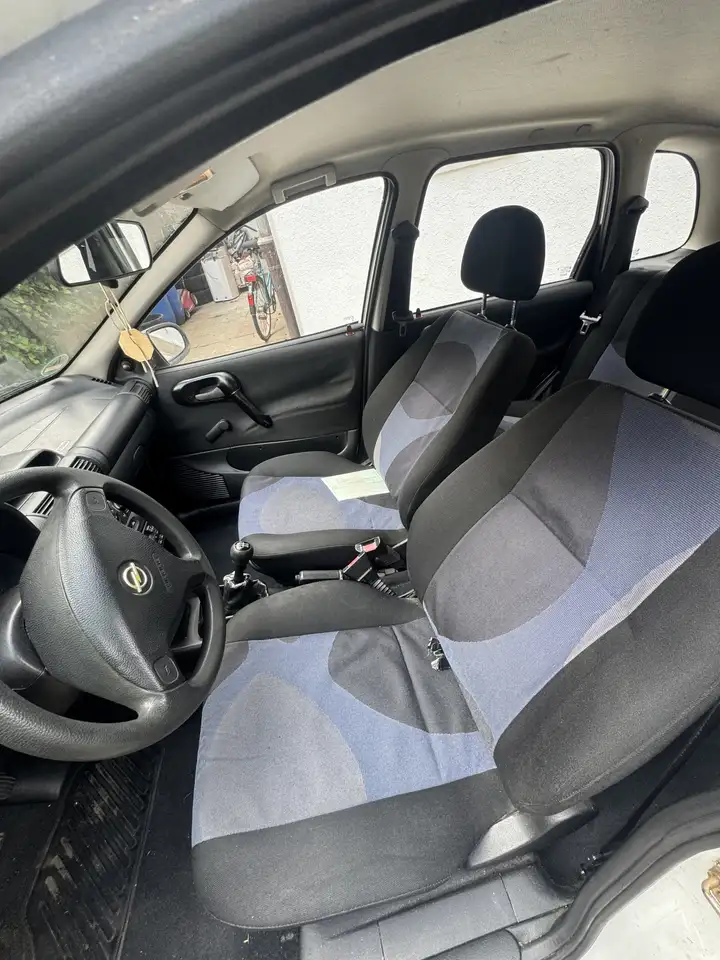 Opel Corsa GL, foto 2