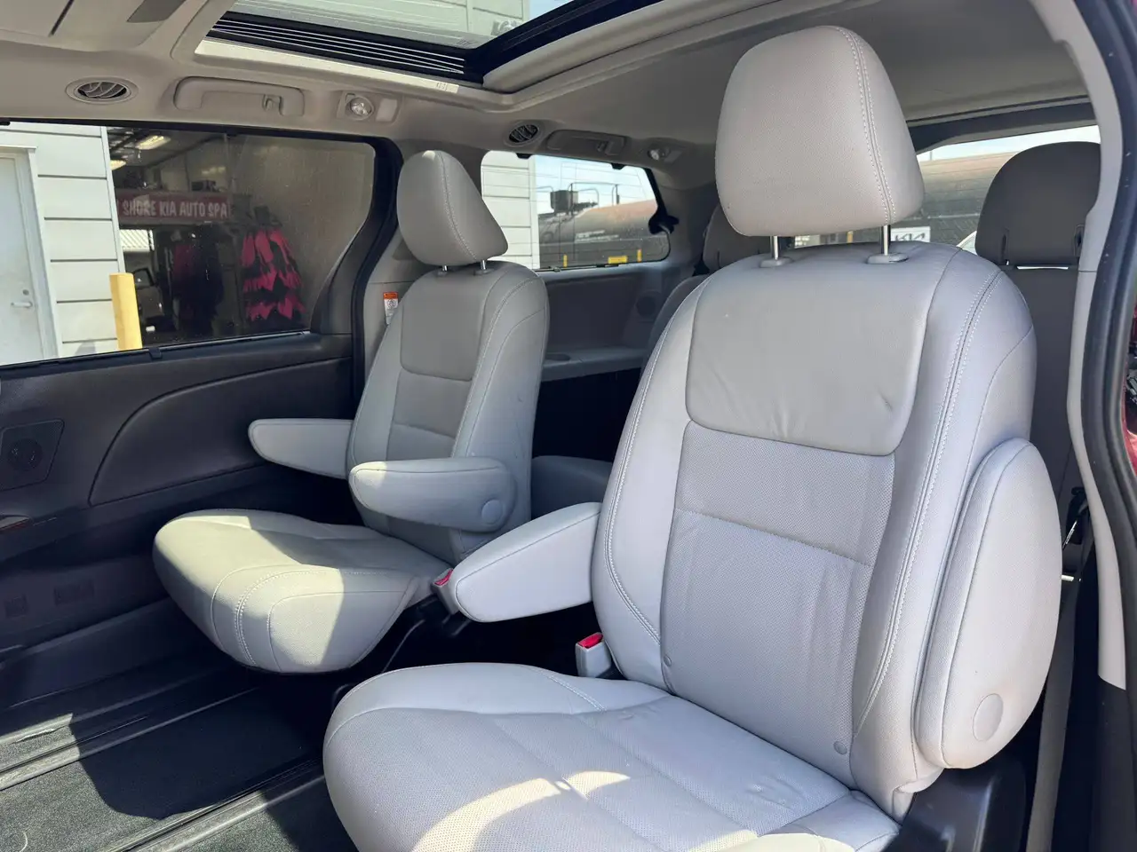 Toyota Sienna снимка Toyota Sienna