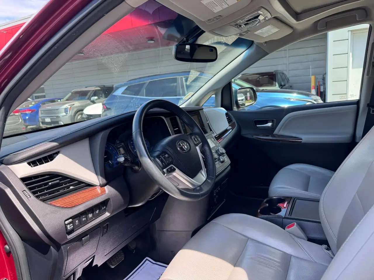 Toyota Sienna снимка Toyota Sienna