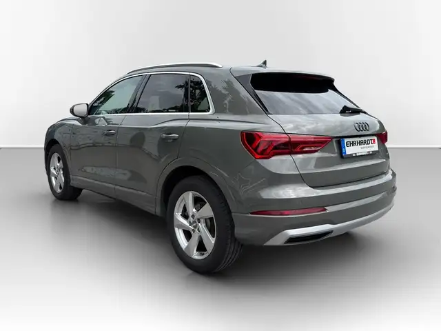 Audi Q3 view 9