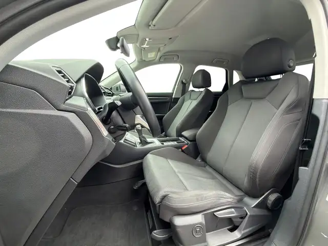 Audi Q3 view 14