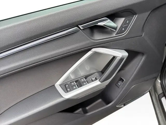 Audi Q3 view 15