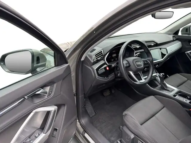 Audi Q3 view 13