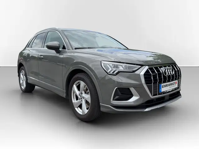 Audi Q3 view 3