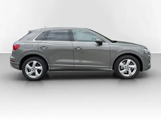 Audi Q3 view 5
