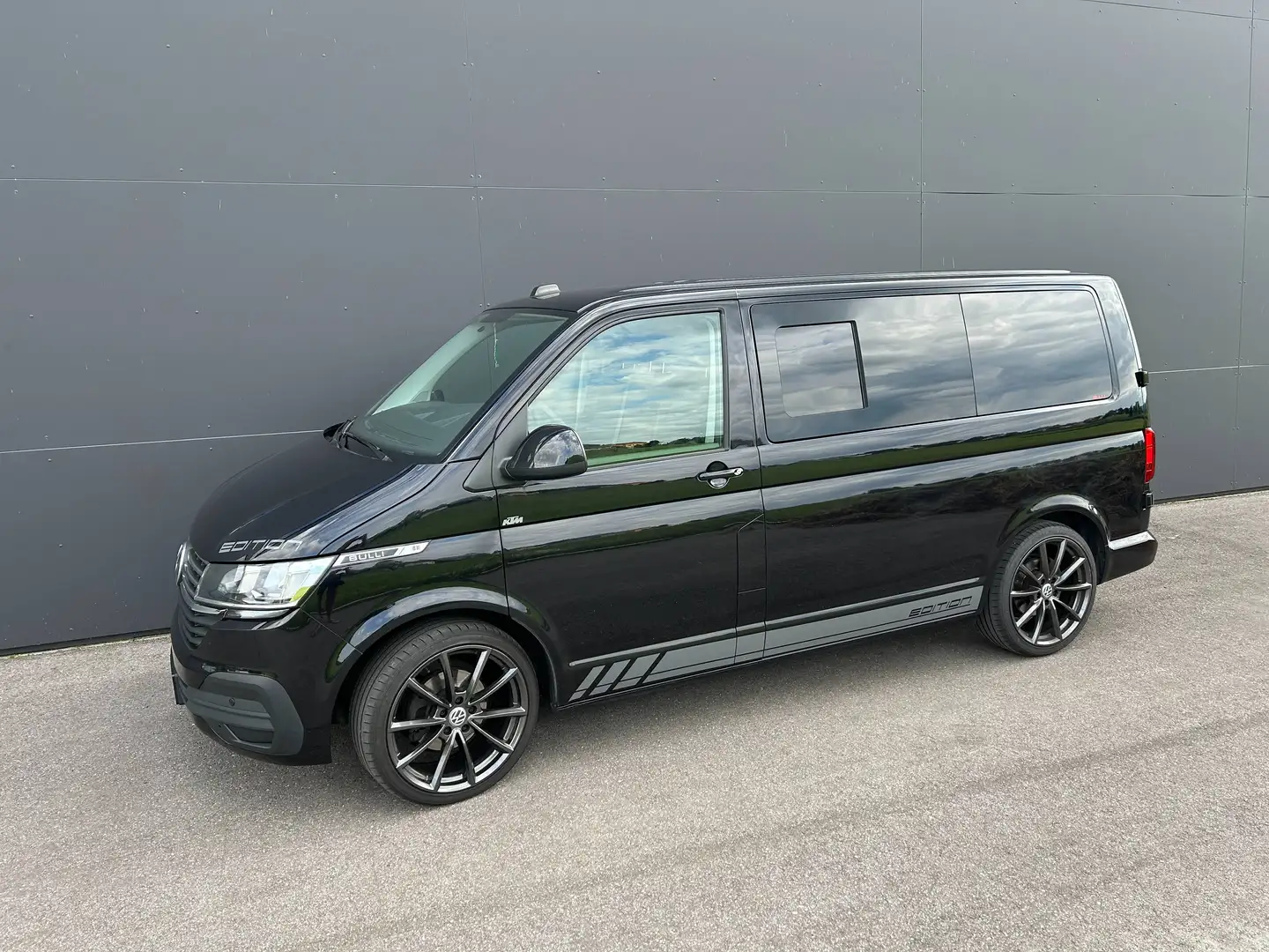 Volkswagen T6.1 Transporter KR 2,0 TDI DSG Schwarz - 1