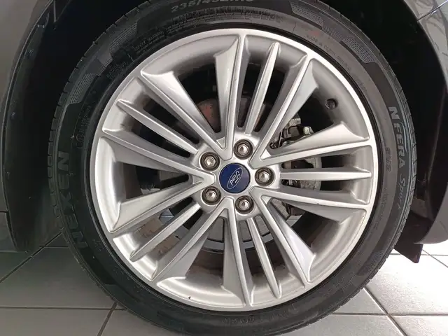 Ford Mondeo view 12