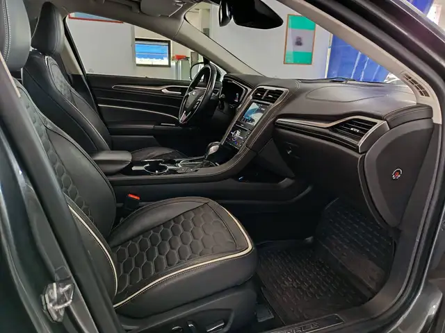 Ford Mondeo view 14