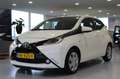 Toyota Aygo 1.0 VVT-i x-play/AIRCO/CAMERA Wit - thumbnail 2