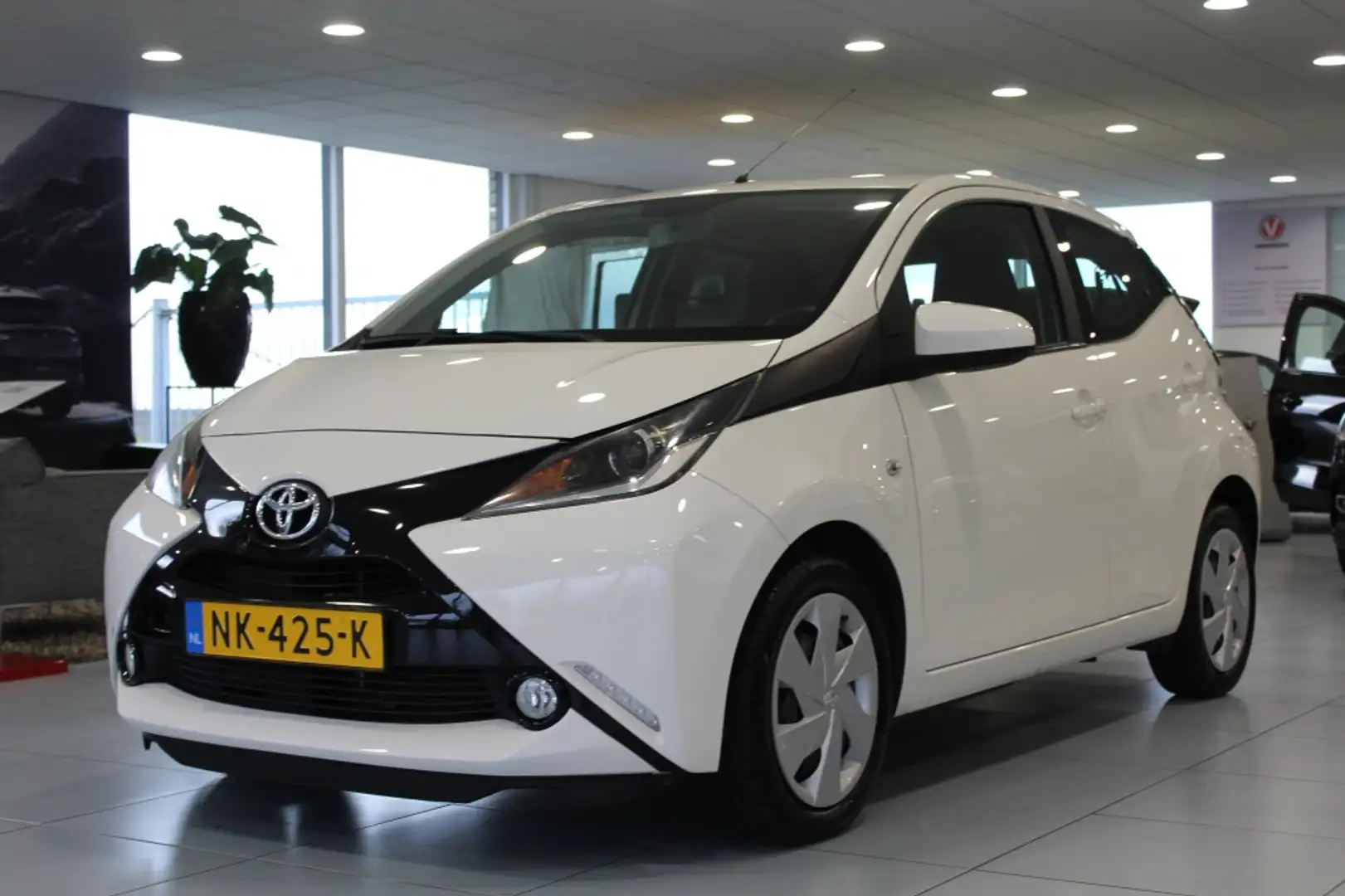 Toyota Aygo 1.0 VVT-i x-play/AIRCO/CAMERA Wit - 2