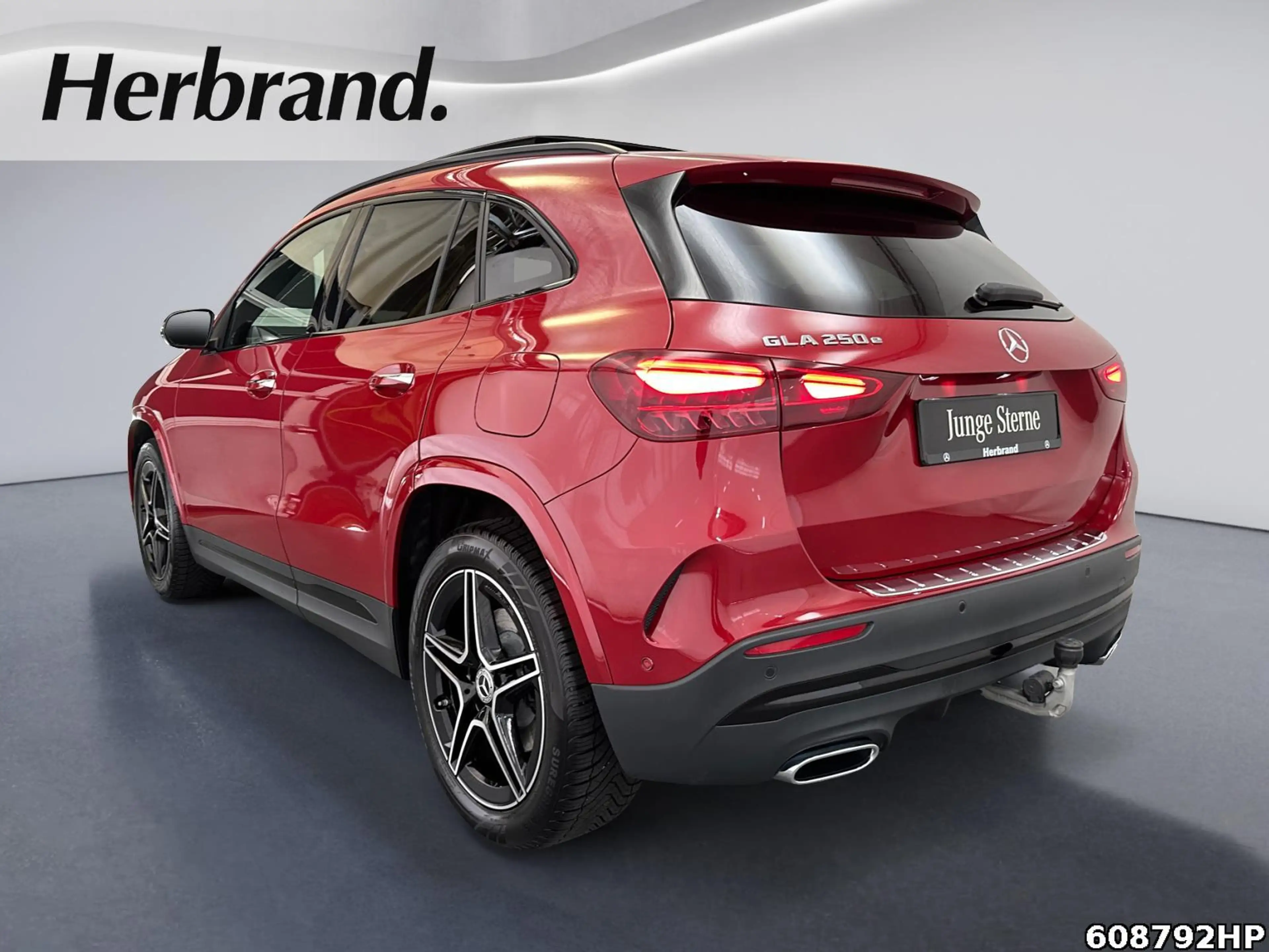 Mercedes-Benz GLA 250 e AMG Pano Burmester Distronic AHK Memor — photo 4