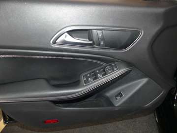 Bild 4 Mercedes-Benz CLA 200 SB, URBAN, NAVI 2016, SHZ, el. Heckklappe, Chromp.