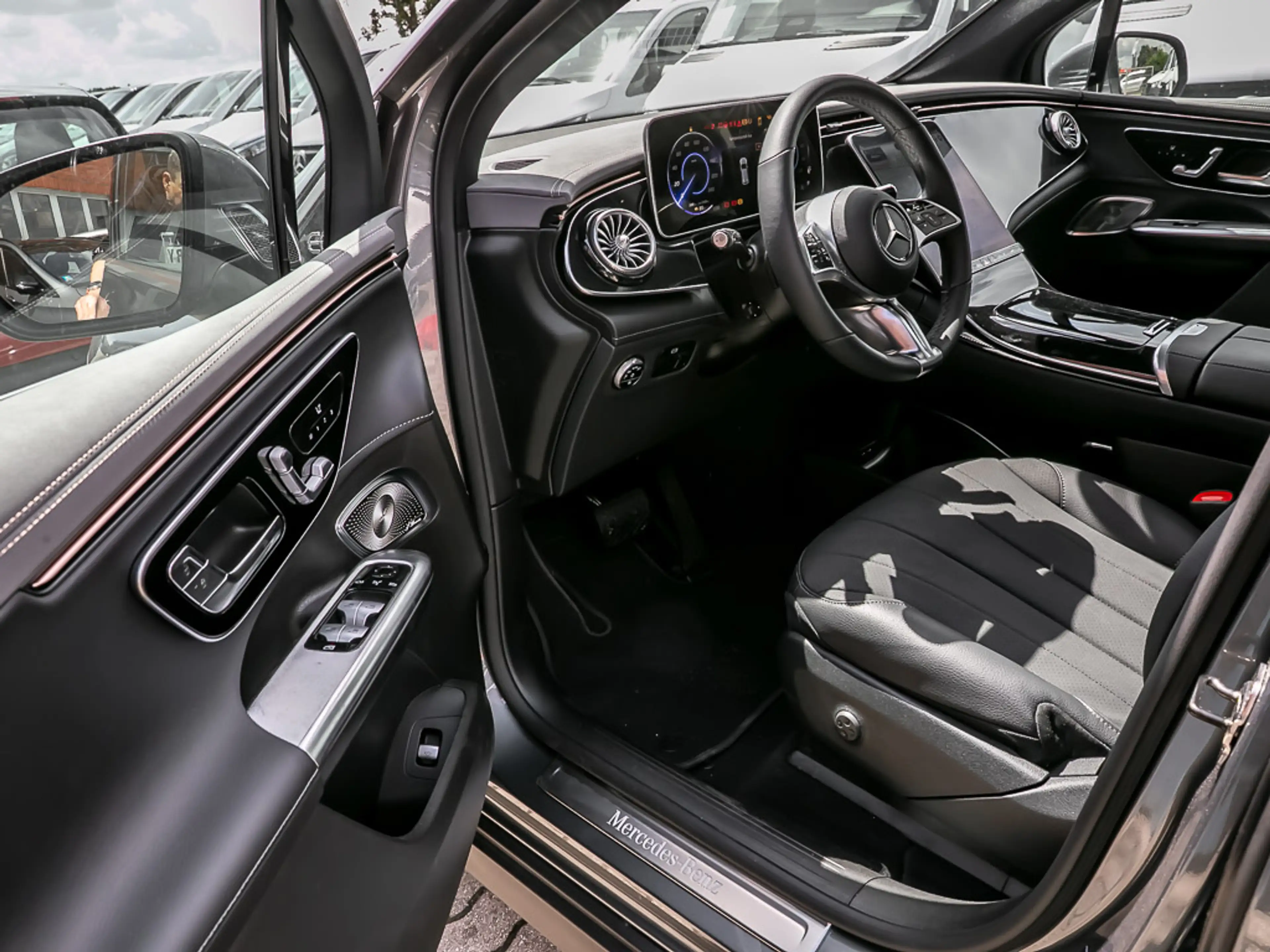 Mercedes-Benz EQE SUV + Advanced Plus AHK Hinterachslenk. — photo 9