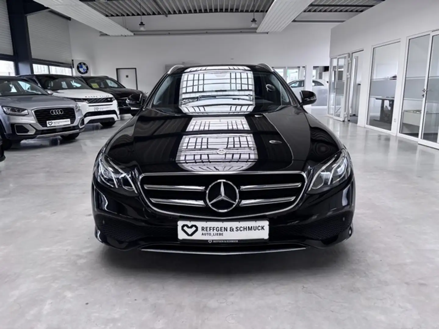 Mercedes-Benz E 200 T AVANTGARDE AUTOMATIK+NAVI+LED+KAMERA+TÜV Zwart - 2