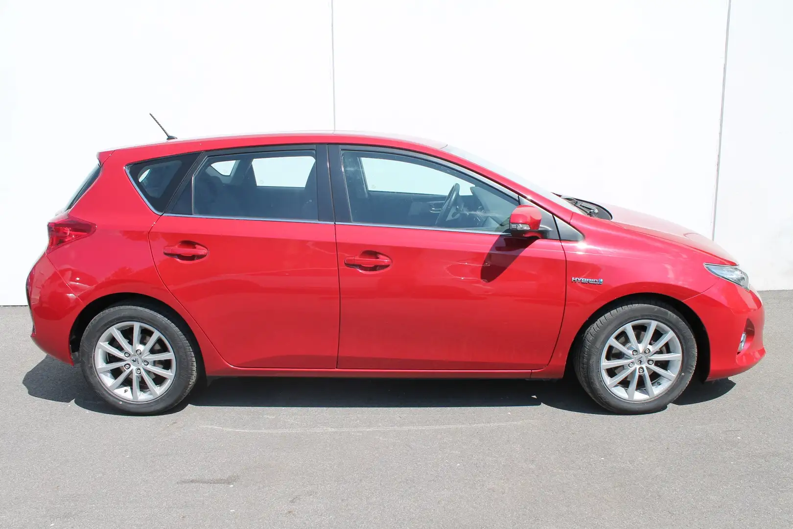 Toyota Auris 1,8 VVT-i Hybrid Active mit Navigation! Rojo - 2