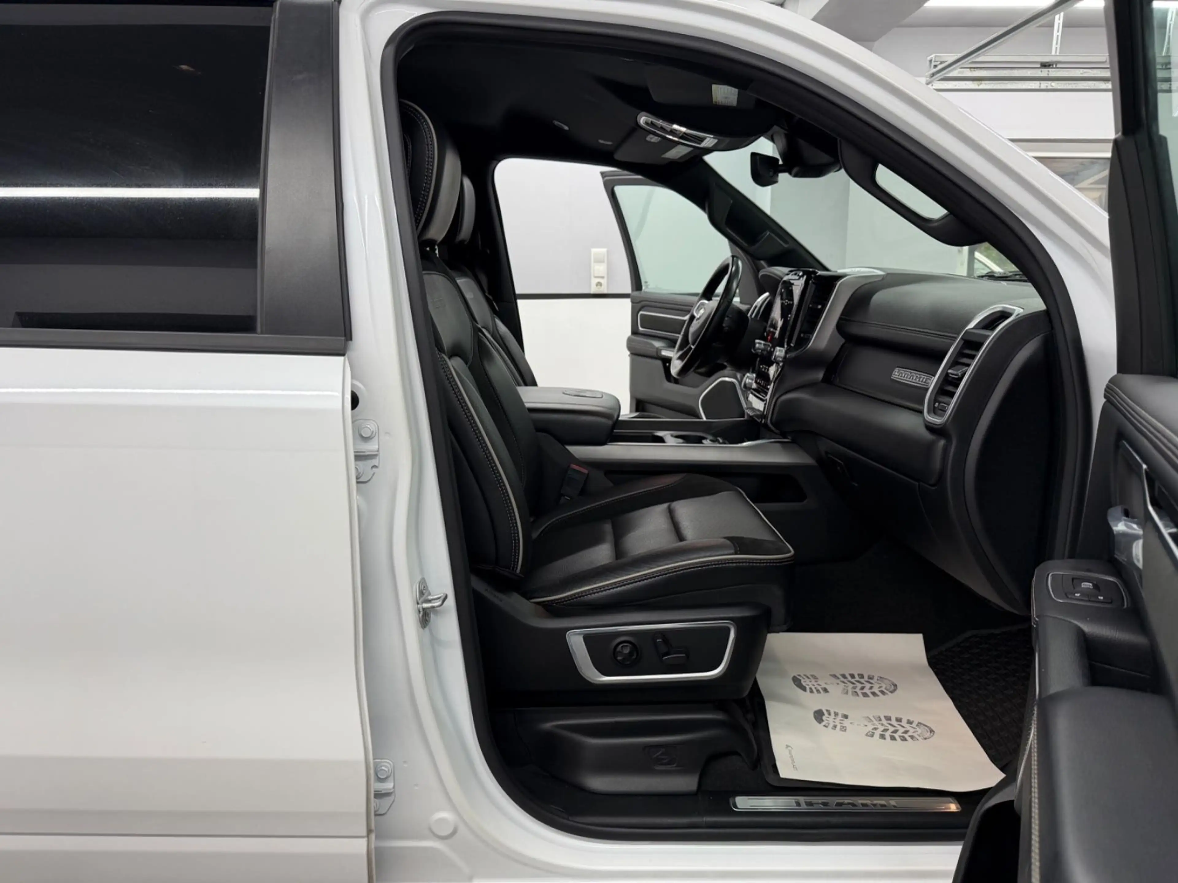 Dodge RAM 1500 V8 5.7 eTorque 4X4 LARAMIE*Ivory*12"Scr — photo 15