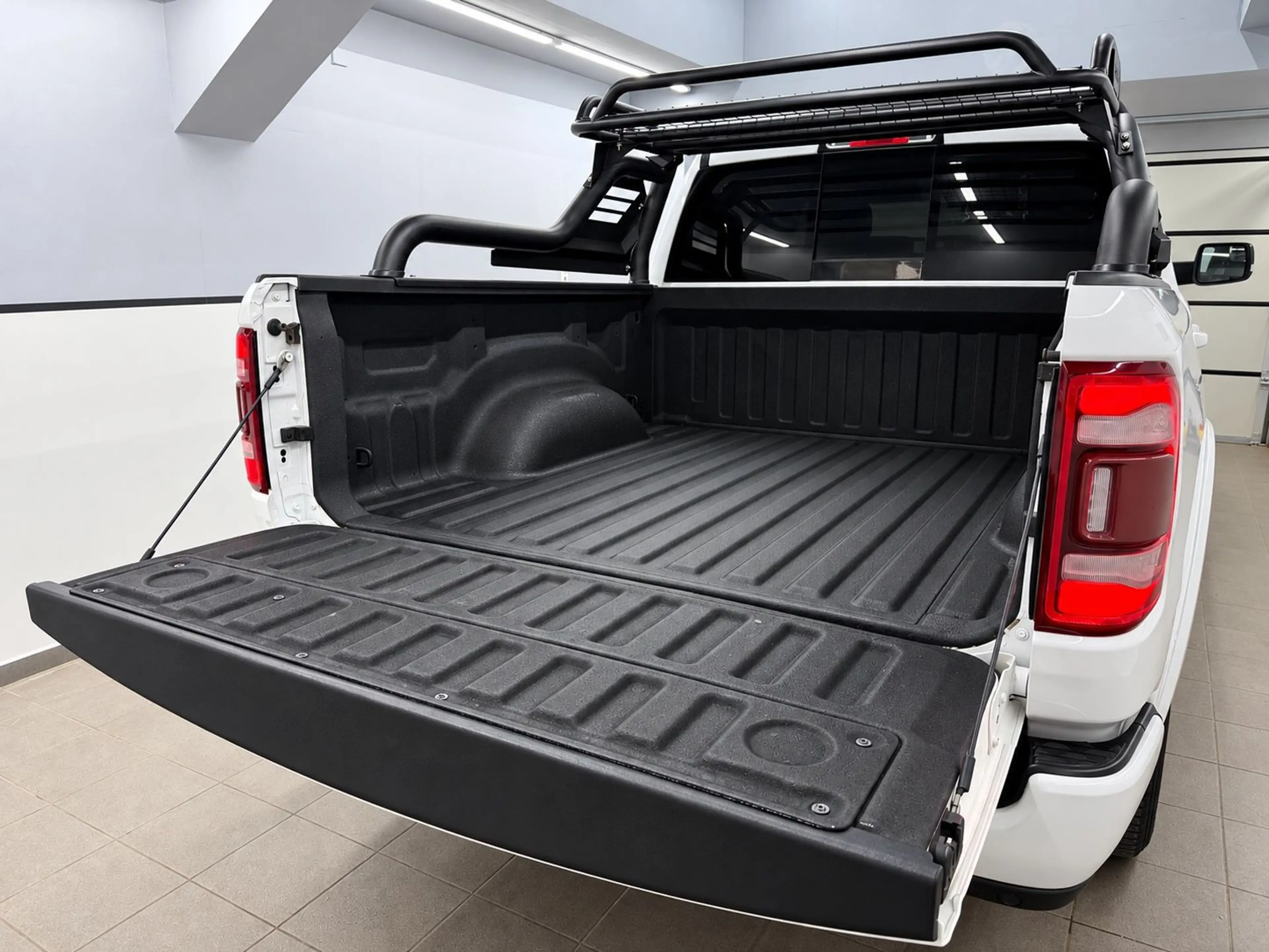 Dodge RAM 1500 V8 5.7 eTorque 4X4 LARAMIE*Ivory*12"Scr — photo 11