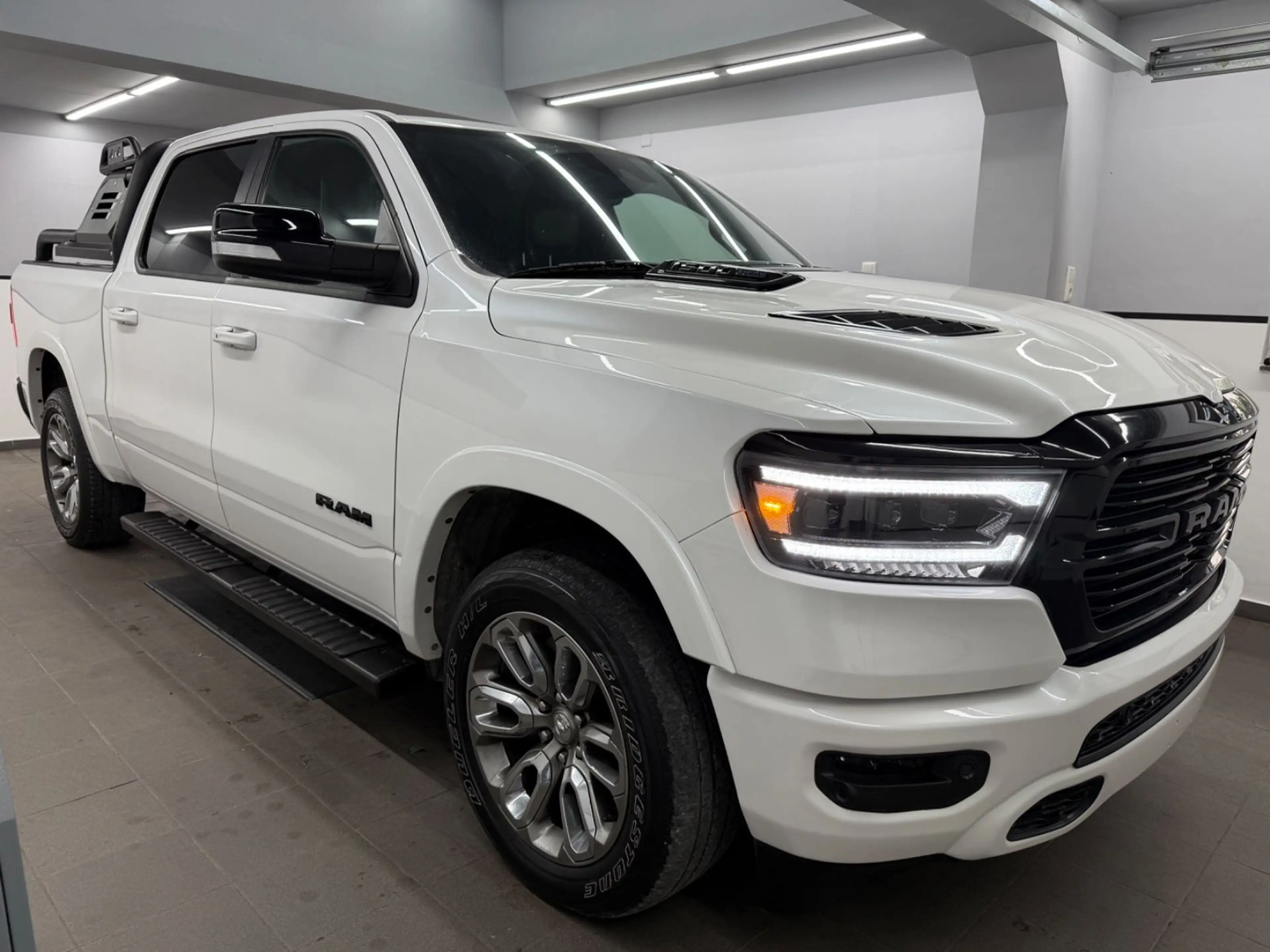 Dodge RAM 1500 V8 5.7 eTorque 4X4 LARAMIE*Ivory*12"Scr — photo 3