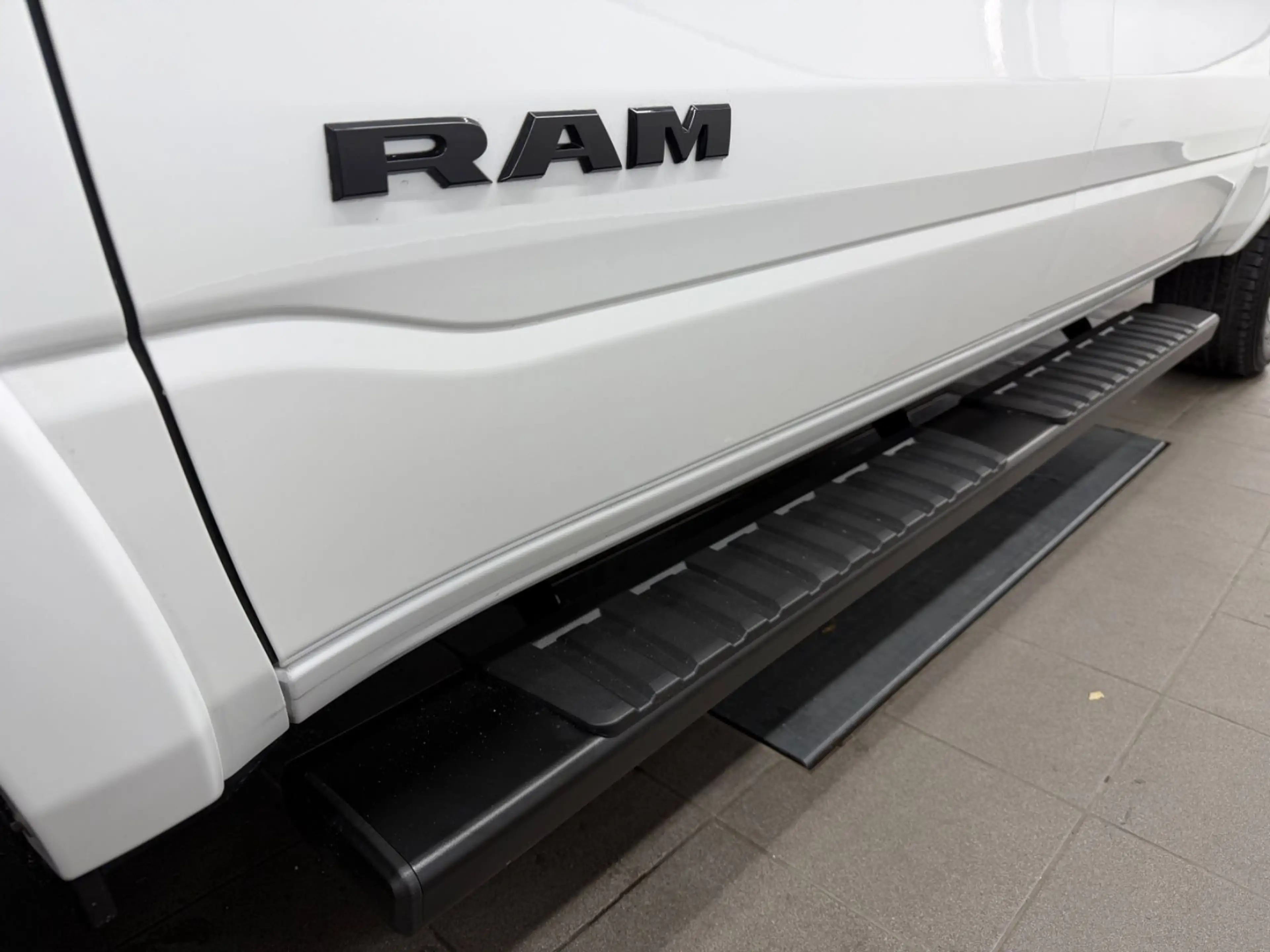 Dodge RAM 1500 V8 5.7 eTorque 4X4 LARAMIE*Ivory*12"Scr — photo 14
